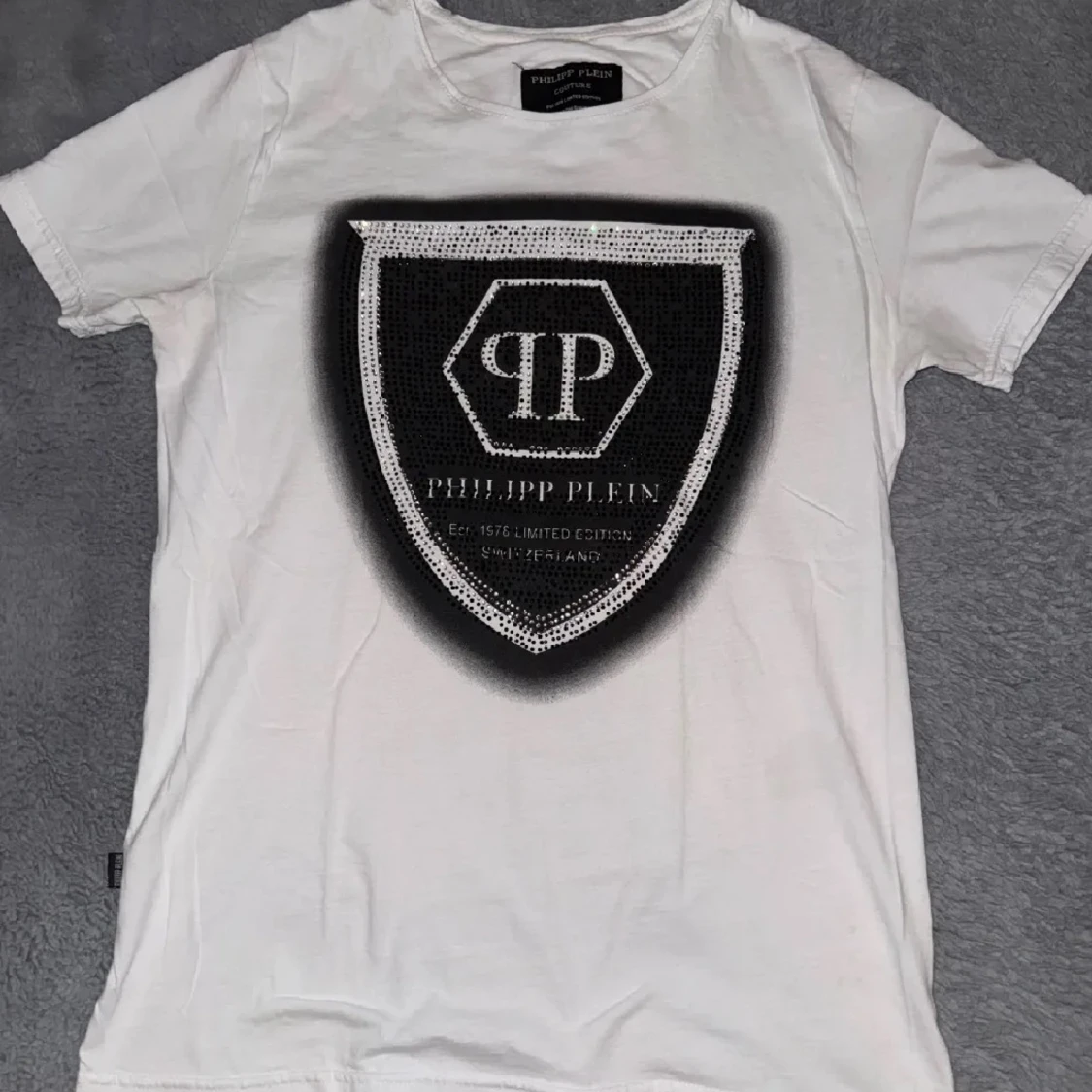 Vit t-shirt med stor Philipp Plein-logga