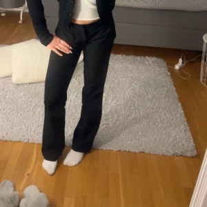 Svarta kostymbyxor med normal passform - Snygga svarta kostymbyxor i modellen Vera, säljer ett par i storlek 34 som tyvärr är för små men visar en bild på ett par i 36💕