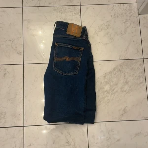 Nudie jeans | slim fit | - Nudie jeans |slim fit |  skick 8/10 knappt använda ( dom ska ha slitningar | storlek W25 L28 | nypris 1600kr mitt priss 749kr | pm för mer info o bilder ✅priss kan diskuteras vid snabb affär ✅Tar byten ✅