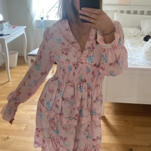 klänning - rosa klänning som är luftig och skön! 