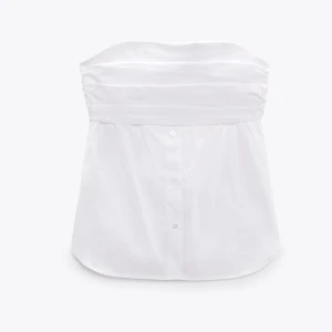 Vit axelbandslös tubtopp med knappar - Säljer en stilren vit axelbandslös tubtopp med knappar framtill. Toppen har en snygg draperad överdel och är perfekt för dig som vill ha en enkel men trendig look.