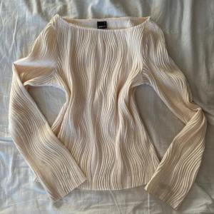 Fin topp - Fin långärmad top m boatneck ringning 💗 minimal fläck på nederkanten som knappt är synlig (sista bild)  passar även s