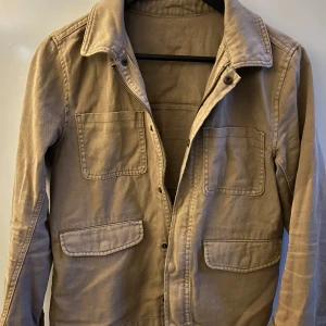 Beige overshirt  - Säljer en beige overshirt från HM, fint skick och knappt använd, passar runt 165. Nypris 450kr
