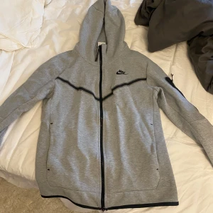 Nike Tech Fleece  - Grå Nike Tech Fleece strl S, herrmodel. Nyskick, 500 kr