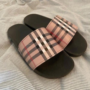 Burberry tofflor - Tjena, säljer nu dessa burberry tofflor i storlek 44 som är perfekta nu till sommaren. Skorna användes lite grann i slutet av förra sommaren men inte mer än det!