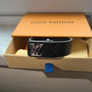LV Bracslett - KVITTO FINNS HELT NY                                       Helt nytt armband som jag har kvitto på även bara ställe frågor för fler bilder, sänka pris osv nypris 3200