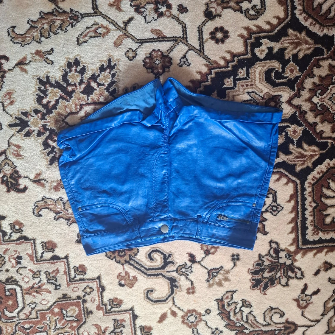 Blåa shorts i skinnimitation - 3