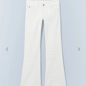 Weekday cheap monday jeans - Säljer ett par vita bootcut jeansbyxor med klassisk femficksdesign och knappgylf. Byxorna har låg midja och utsvängda ben. Storlek 27/32. Säljer pågrund av att de är för små, provat en gång.