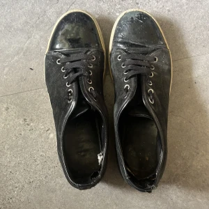 Lanvin skor - Säljer nu mina lanvin skor perfekt till sommaren,  Storlek 40 sitter också jätte bra e 41 vid snabb affär kan ja gå ner lite i pris skicket är dåligt men finns fortfarande lite att ge, därav priset | äkta  