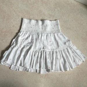 Vit volangkjol med småblommigt mönster - Vit kjol med blommigt mönster 💕🌸