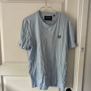 Ljusblå t-shirt från Lyle & Scott - Säljer en ljusblå t-shirt från Lyle. Passar M