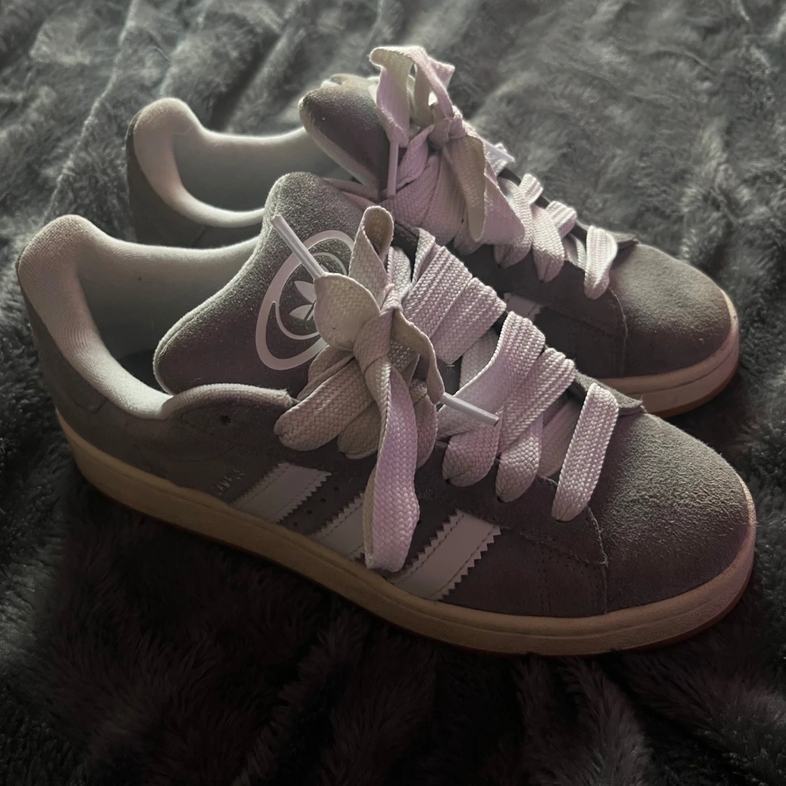 Grå Adidas sneakers med vita detaljer - 1