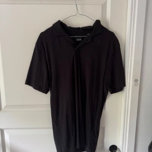 Svart pikétröja från Only & Sons - Svart piké i t-shirt material, storlek M.