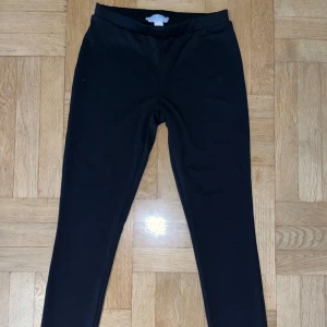 Svarta leggings - Snygga leggings från Forever 21 med stretchig passform och mjukt material. Storleken är M men passar betydligt bättre som S! Perfekta att matcha med oversized tröjor eller hoodies! 🖤