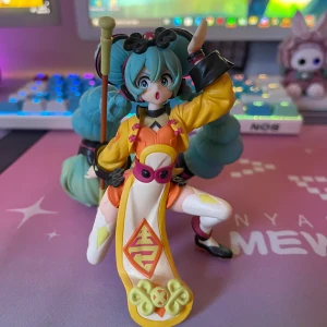 Hatsune Miku noodlestopper figur - Köptes 2022 och har tagit bra hand om den sen dess. Den har sin box kvar men den är ihoptryckt lite (fick den så levererad). Köptes för 500kr säljer för 250kr! Kan mötas i Kristianstad, Osby, broby områden nära där. Eller skicka på post där köparen står för frakten 💘
