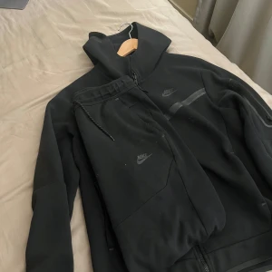 Svart Nike Tech Fleece tracksuit  - Säljer en svart Nike tech fleece från Nike. Bara hoodien 400, hela för 600.