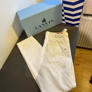 Dondup Jeans  - Hej!😇😇😇 Jag säljer ett par Dondup jeans i 10/10 skick och perfekta nu till sommarn. Storlek 30 passar 170-160 cm och 60/50 kg😇😇😇