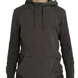 Hoodie - Säljer en enkel och stilren mörkgrå hoodie med huva och dragsko. Tröjan har en stor magficka och långa ärmar. Perfekt för en avslappnad look.