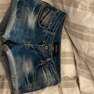 Blå Diesel jeans shorts  - Säljer ett par as snygga vintage   diesel jeans shorts  med snygga slitningar och low rise . Storlek syns inte men passar perfekt på den som är 36/s Pris 900 kan diskuteras