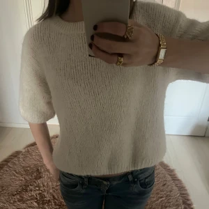 vit stickad kortärmad - nypris 500