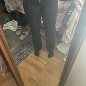 Dark grey Jeans - Jag är 170cm och de är korta på mig. De har inga hål och är i bra skick 