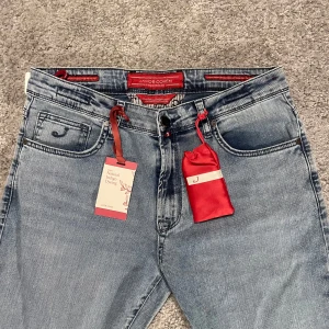 Jacob Cohën jeans nya med tags  - skick 10/10 | storlek W34 | Mått midja:41cm Längd:111cm | modell ”Bard” | sprillans nya aldrig använda eller testade kvitto visas på baksida av jeansen |