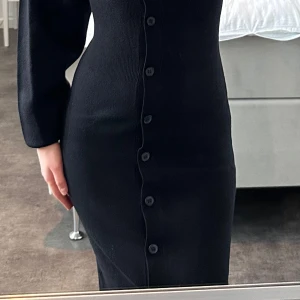 Svart stickad midiklänning från Gina Tricot - Aldrig använd. Prislapp kvar. Normal i storleken.