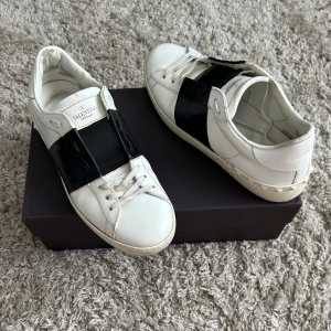 Valentino Opens - Hej🤗, säljer nu mina extremt fina och eftertraktade valentino opens i fint skick till ett oslagbart pris. Skorna är självklart äkta och lådan samt dustbag medföljer. Ett lager med svart färg har målats över den orginala färgen på skorna men inget som märks tydligt . Skriv vid funderingar!