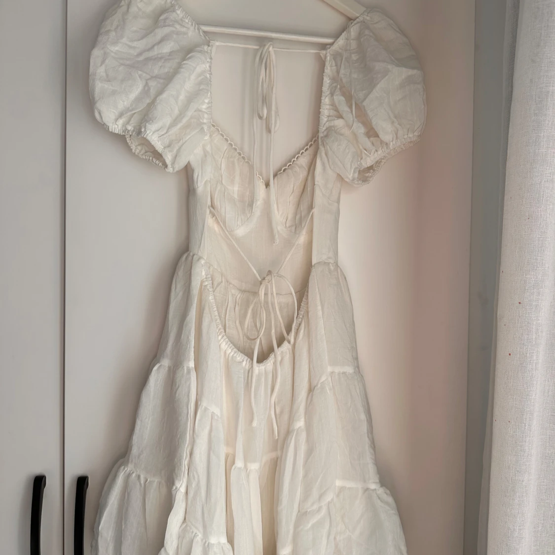 Vit klänning med puffärmar och knyt i ryggen - 1