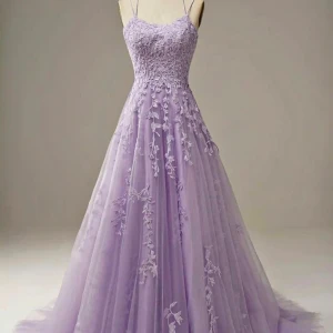 Vacker ljuslila balklänning - Drömmig ljuslila långklänning med tunna axelband och vackra spetsapplikationer framtill och baktill. Klänningen har snörning i ryggen och ett elegant fall. Perfekt för bal eller fest. Passar många olika storlekar tack vare snörningen i ryggen.