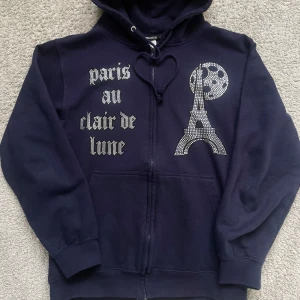 Bling lucid zip - Tja säljer en fet mörkblå bling lucid hoddie i storlek S. Inga tecken på användning då jag bara haft den 3 ggr på mig nypris ca 800. Modellen är 178 cm. Kom privat vid minsta lilla och pris går självklart att diskutera🍾