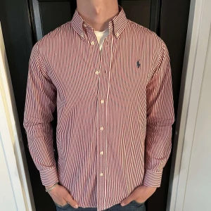 Polo Ralph Lauren skjorta  - Hej säljer nu denna väldigt snygga Ralph Lauren skjortan som är i storlek 18 som motsvarar small. Skick 8/10 inga hål eller fläckar. Kom dm för mer frågor och bilder 😊🙌