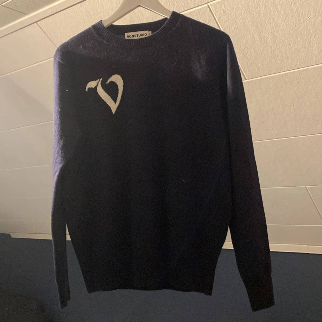 Mörkblå kashmir tröja från Vonstudio