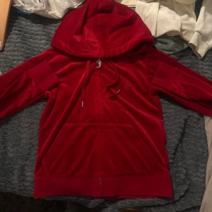 Juicy couture röd hoodie - Jätte snygg juciy couture röd hoodie, används aldrig. Jätte bra kvalitet. Original priset är: 1100kr. Skriv om du har några funderingar !🫶