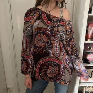 Färgglad blus - Jättefin färgglad blus med coolt mönster! Stretchiga och storlek funkar för många! 