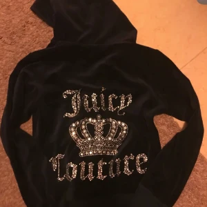 SÖKER!! - Söker en sån här juciy couture tröja med dragkedja. Helst mörkblå i storlek xs-s. Kontakta mig🩷