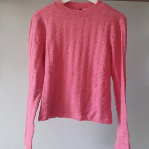 Rosa stickad tröja från H&M Divided - Säljer en rosa stickad tröja från H&M Divided i storlek XS. Tröjan har lång ärm, rund halsringning och en mjuk, mysig känsla. Perfekt för lager-på-lager och enkel att matcha med jeans eller kjol. Knappt använd! 