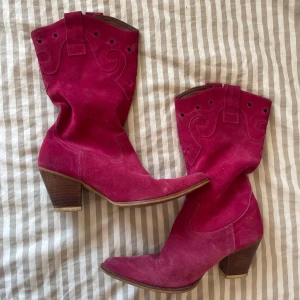 Rosa mocka cowboy boots pepe jeans - Säljer ett par snygga rosa cowboy stövlar i mocka från Pepe Jeans 🎀