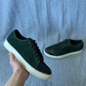 Lanvin skor  - Säljer ett par Lanvins som är HELT NYA! Storlek UK 9! Hör gärna av dig om du har frågor! 