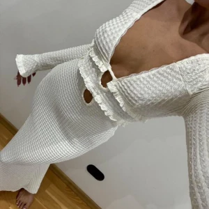 Vit klänning  - Hej! Säljer denna super fina klänning, jätte fint skick och knappt använd 