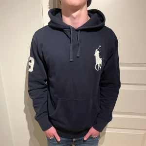 Ralph Lauren Big Pony Hoodie  - Eftertraktad Raffe hoodie! | Fint skick något litet tecken på användning men inga defekter! | Storlek L på etiketten men passar mer som en M, frågor gärna om mått osv!
