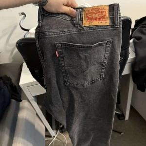 2 st Levi's 514 jeans  - Säljer 2 par klassiska Levi's 514 jeans, mörkblå o grå. Byxorna har raka ben, normal passform och tydliga kontrastsömmar. Perfekta för dig som gillar en tidlös jeansstil med snygga detaljer och klassisk Levi's-lapp bak. 250kr styck