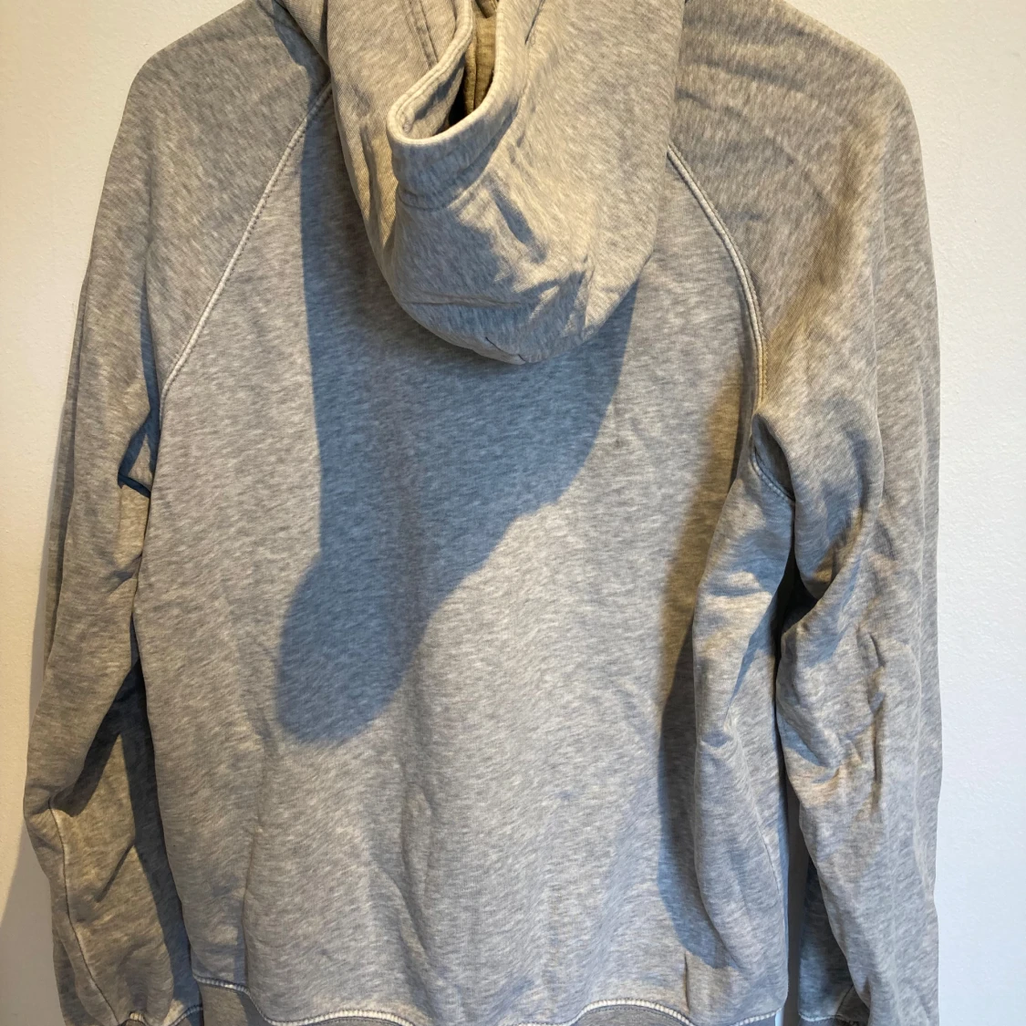 Grå hoodie från GANT med broderad logga - 1