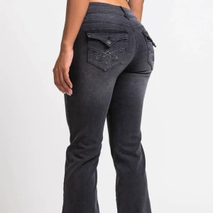 Svarta låga bootcut jeans - Snygga svarta lågabbootcut jeans med dekorativa fickor bak! Såå snygga, i nyskick. Slutsålda ❤️