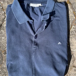 Pikétröja från J.Lindeberg - Blå pikétröja från J.Lindeberg, bra skick inga skavanker. Priset kan alltid diskuteras!