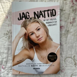 Jag, Nattid bok - En bok av Nathalie Natti Danielsson om livet, kärleken, mobbningen och självacceptans. Självbiografi på svenska, boken är inbunden. Nyskick. Nypris 180kr