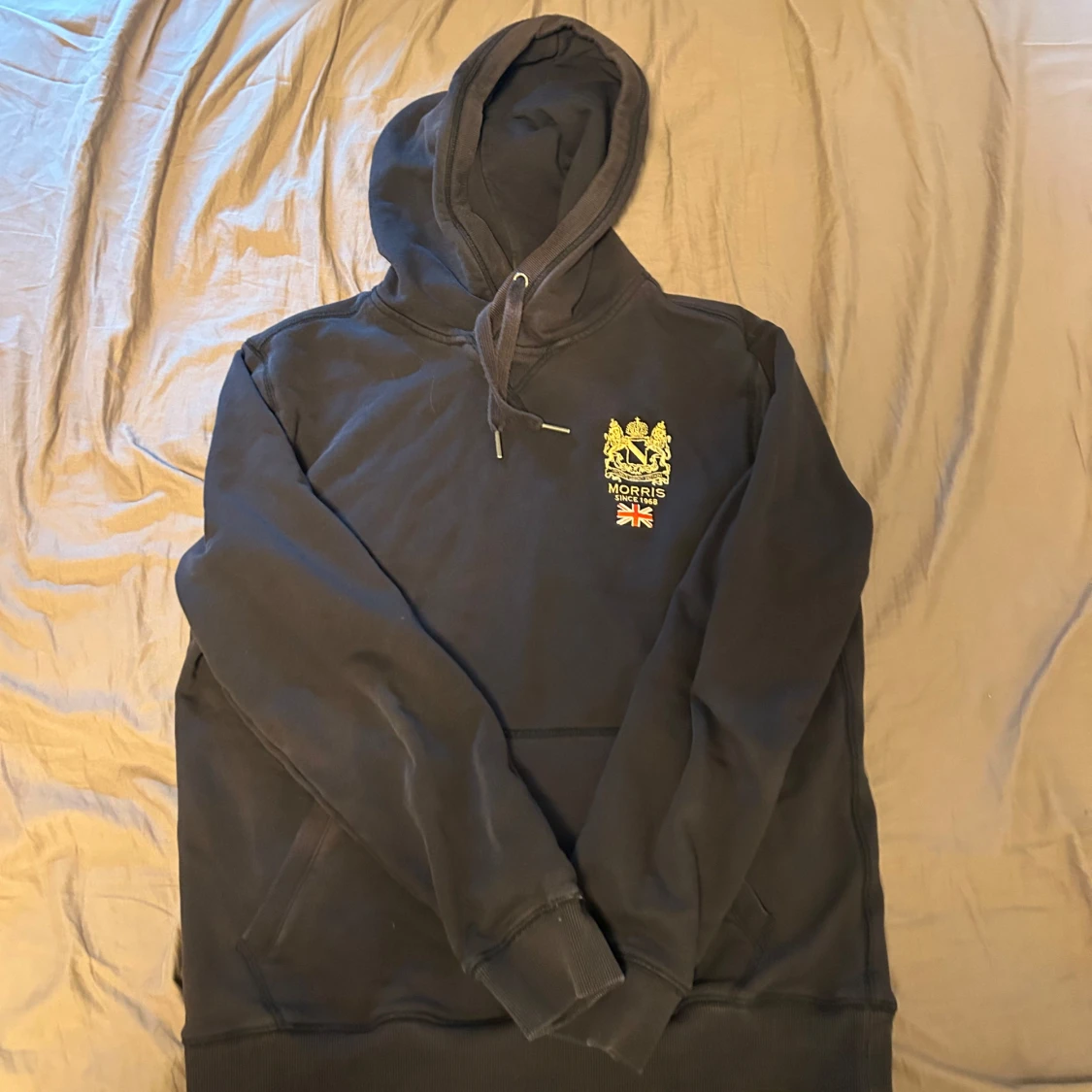 Svart hoodie med tryck från Morris