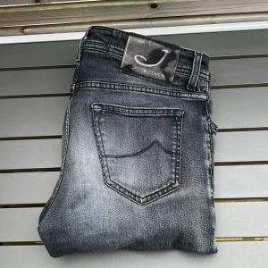 Jacob cohen jeans - Säljer nu dessa extremt feta cohen jeans! Hyfsat ny modell! Size 32! Sitter ganska slimmat. Stretchigt och skönt material. Hör av dig vid minsta fundering 🤩