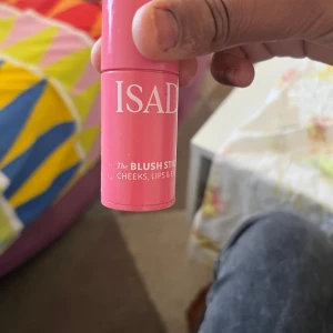 Sminkset med rouge, face mist, mascara och tillbehör - Säljer ett sminkkit med Isadora blush stick i rosa, Maybelline Lasting Fix face mist, mascara, två sminkborstar, ögonfransböjare med rosa handtag och flera beautyblenders. Perfekt för dig som vill ha allt i ett!