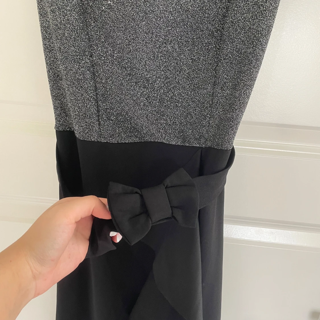 Glittrig långklänning med volang och rosett - 2